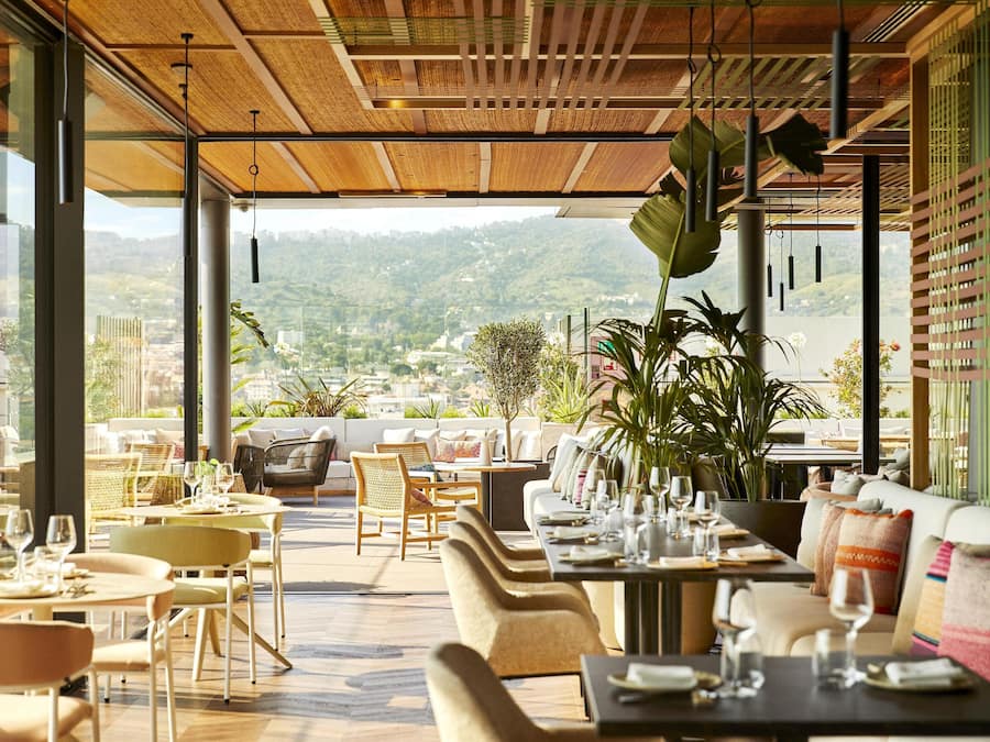 2 restaurants, breakfast served