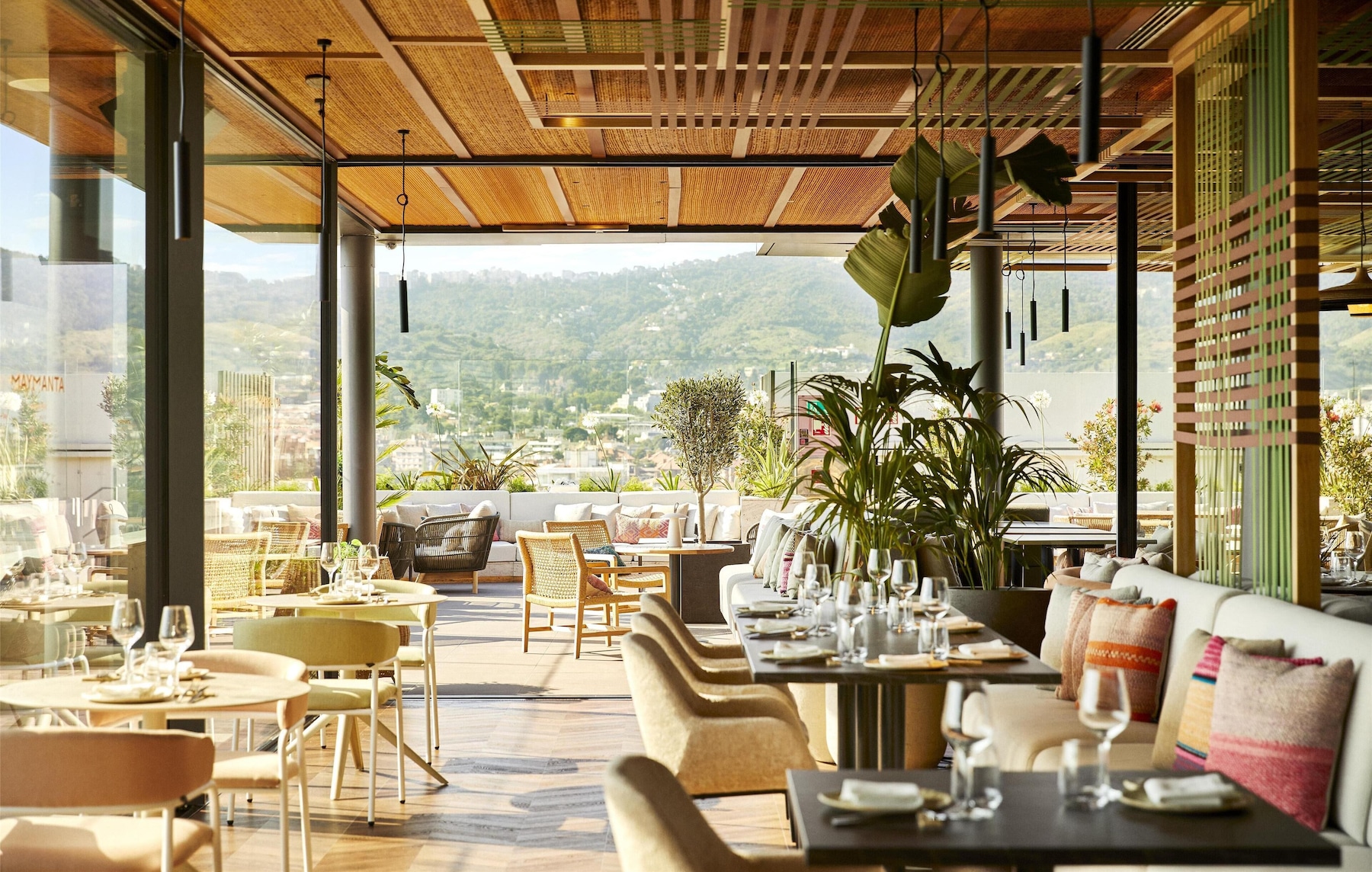 2 restaurantes; se sirven desayunos, comidas, cenas y brunch