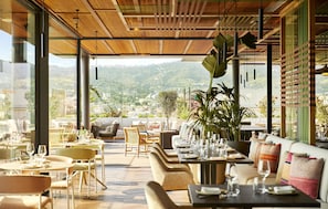 2 restaurants, breakfast served