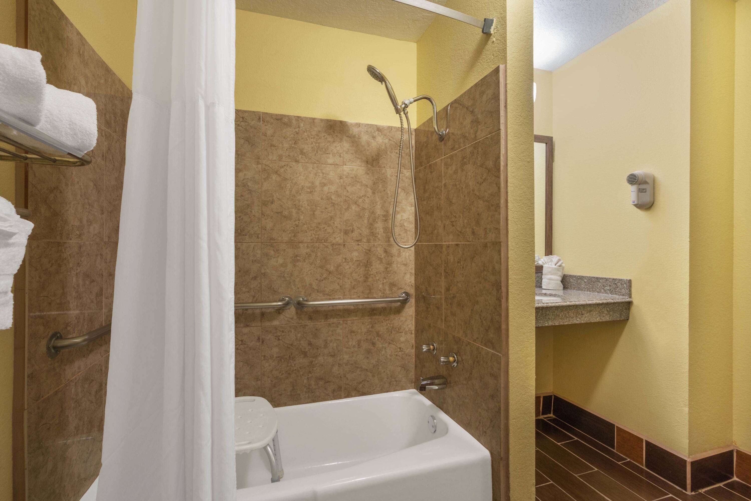 combined shower/bathtub, hair dryer, towels