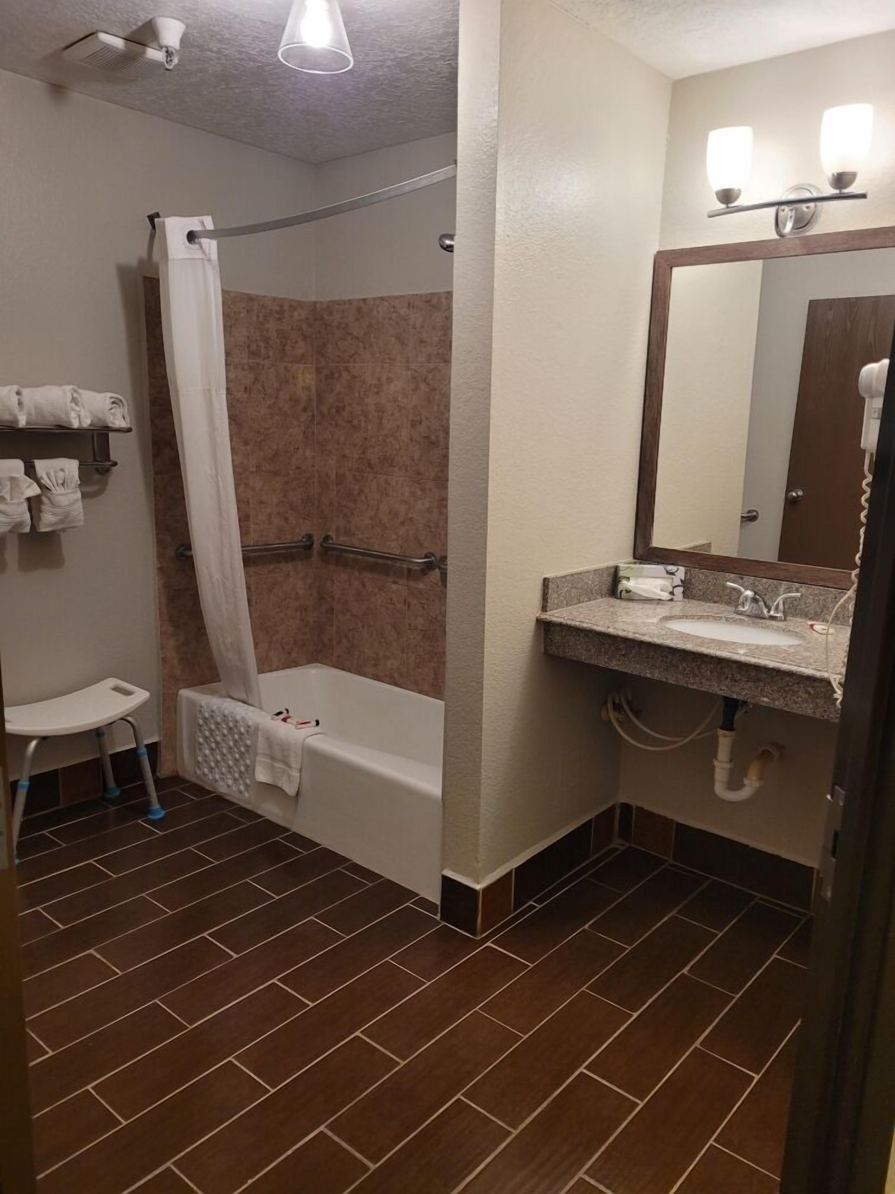 room, 1 king bed, accessible | bathroom | combined shower/bathtub, hair dryer, towels