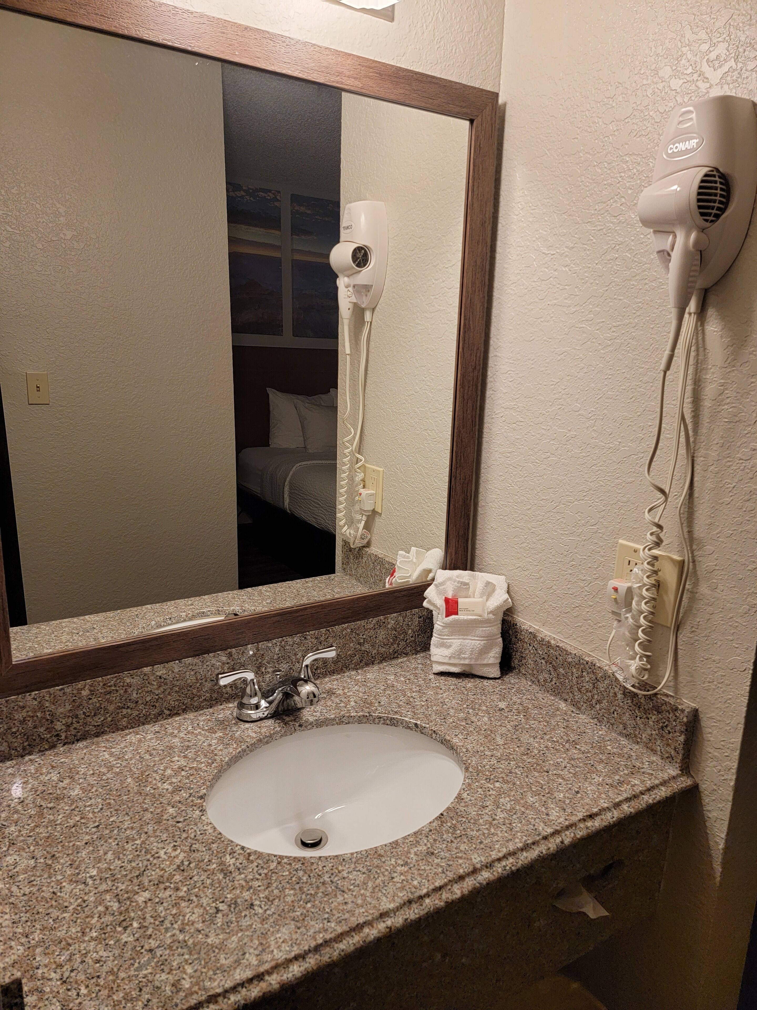 combined shower/bathtub, hair dryer, towels