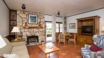 Suite, 1 King Bed | Desk, iron/ironing board, free cribs/infant beds, rollaway beds