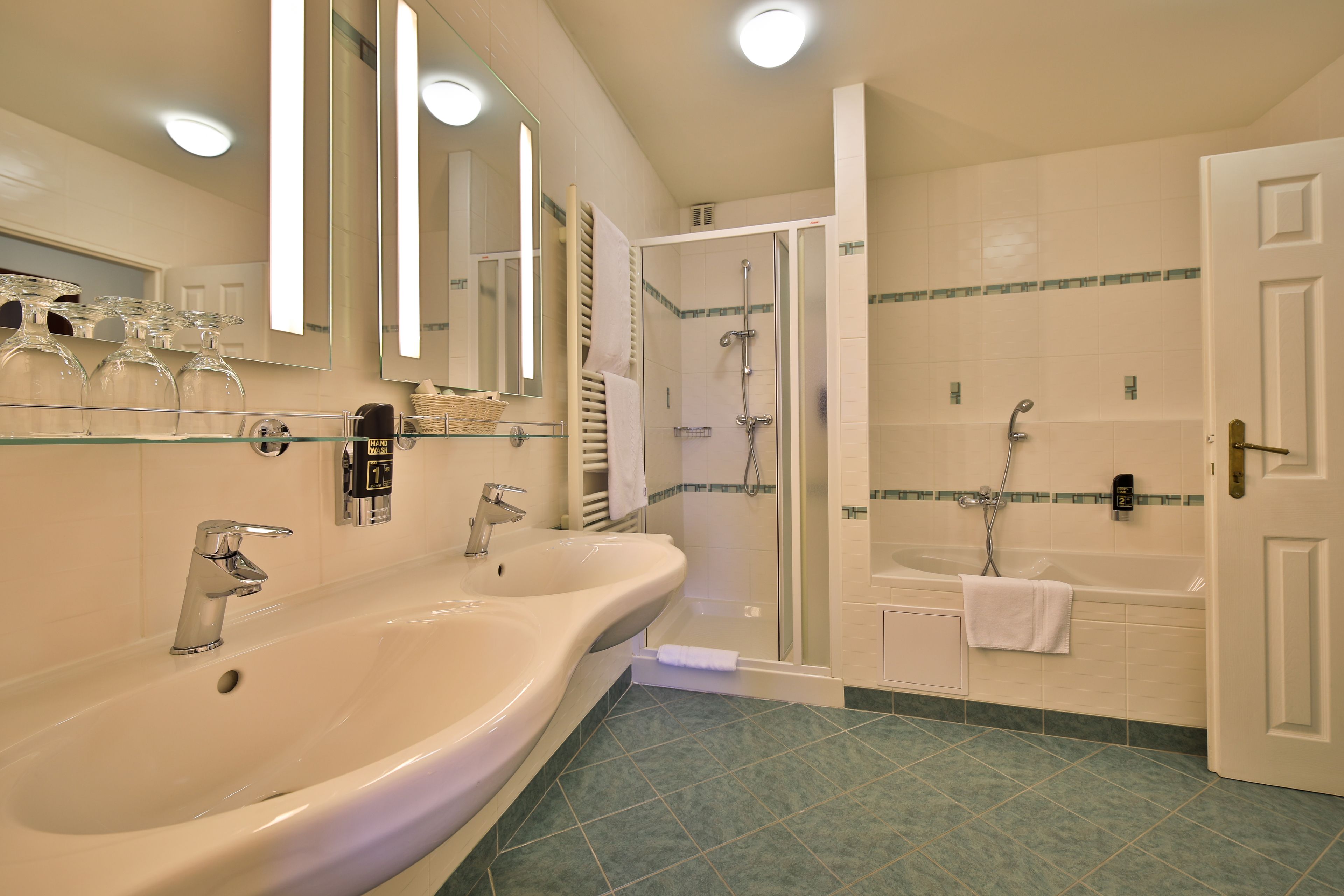 standard triple room | bathroom | free toiletries, hair dryer, towels
