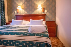 Roupas de cama antialérgicas, frigobar, cofres nos quartos, escrivaninha