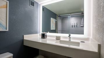 Combined shower/bathtub, free toiletries, hair dryer, towels