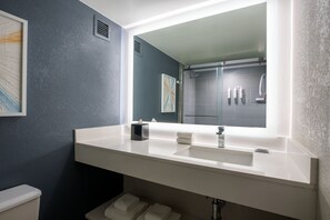 Combined shower/bathtub, free toiletries, hair dryer, towels