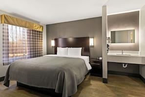 Standard Room, 1 King Bed, Non Smoking | Desk, blackout drapes, iron/ironing board, free WiFi