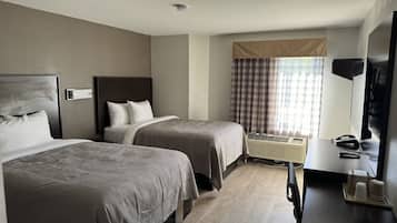 Escritorio, cortinas blackout y tabla de planchar con plancha