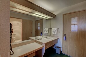淋浴/盆浴组合、免费洗浴用品、吹风机、毛巾