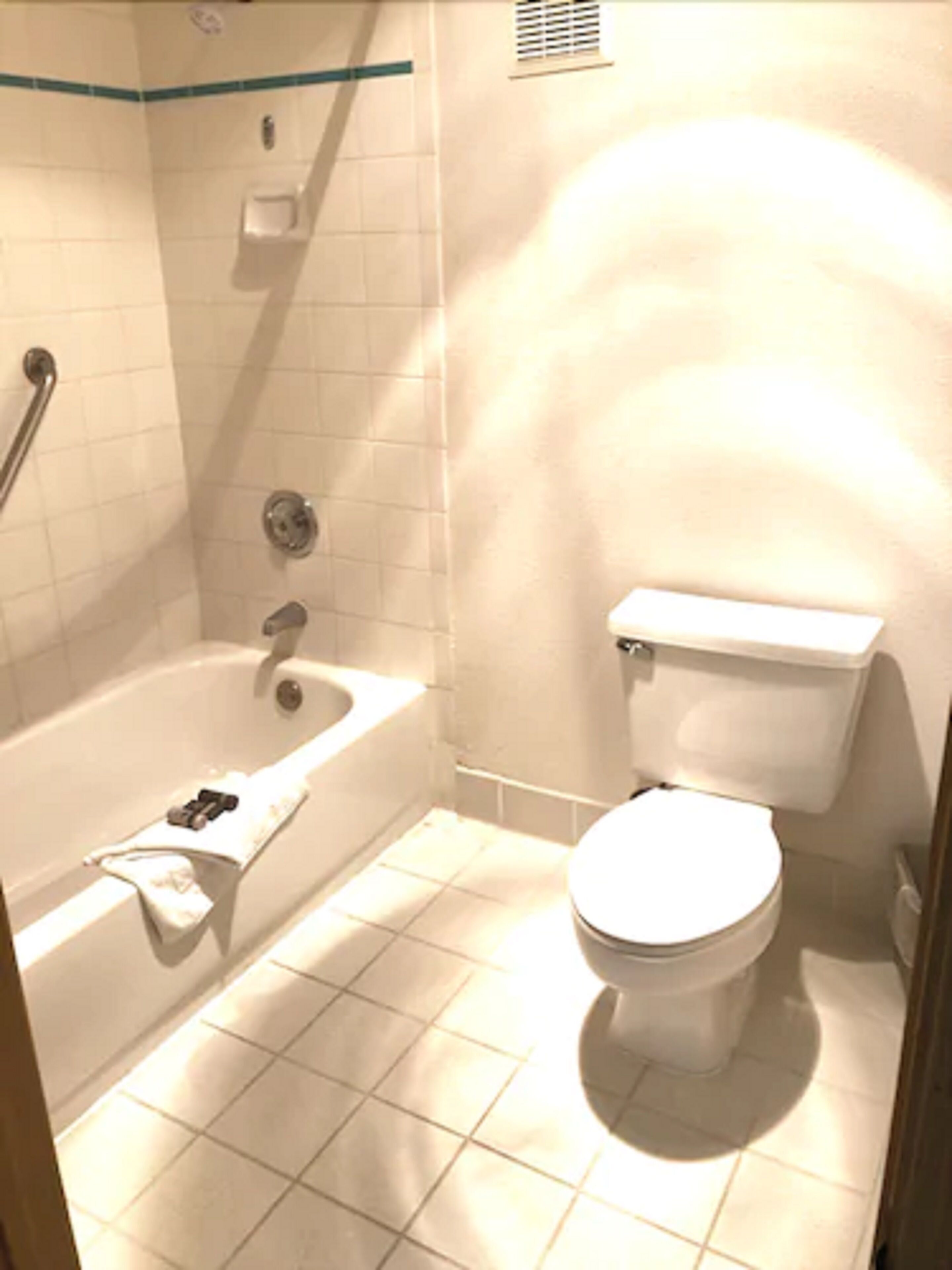 Een bad/douchecombinatie, gratis toiletartikelen, een haardroger