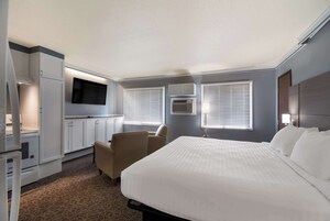 Standard Room, 1 King Bed, Non Smoking, Refrigerator & Microwave (Larger Room) | 1 bedroom, in-room safe, iron/ironing board, free WiFi