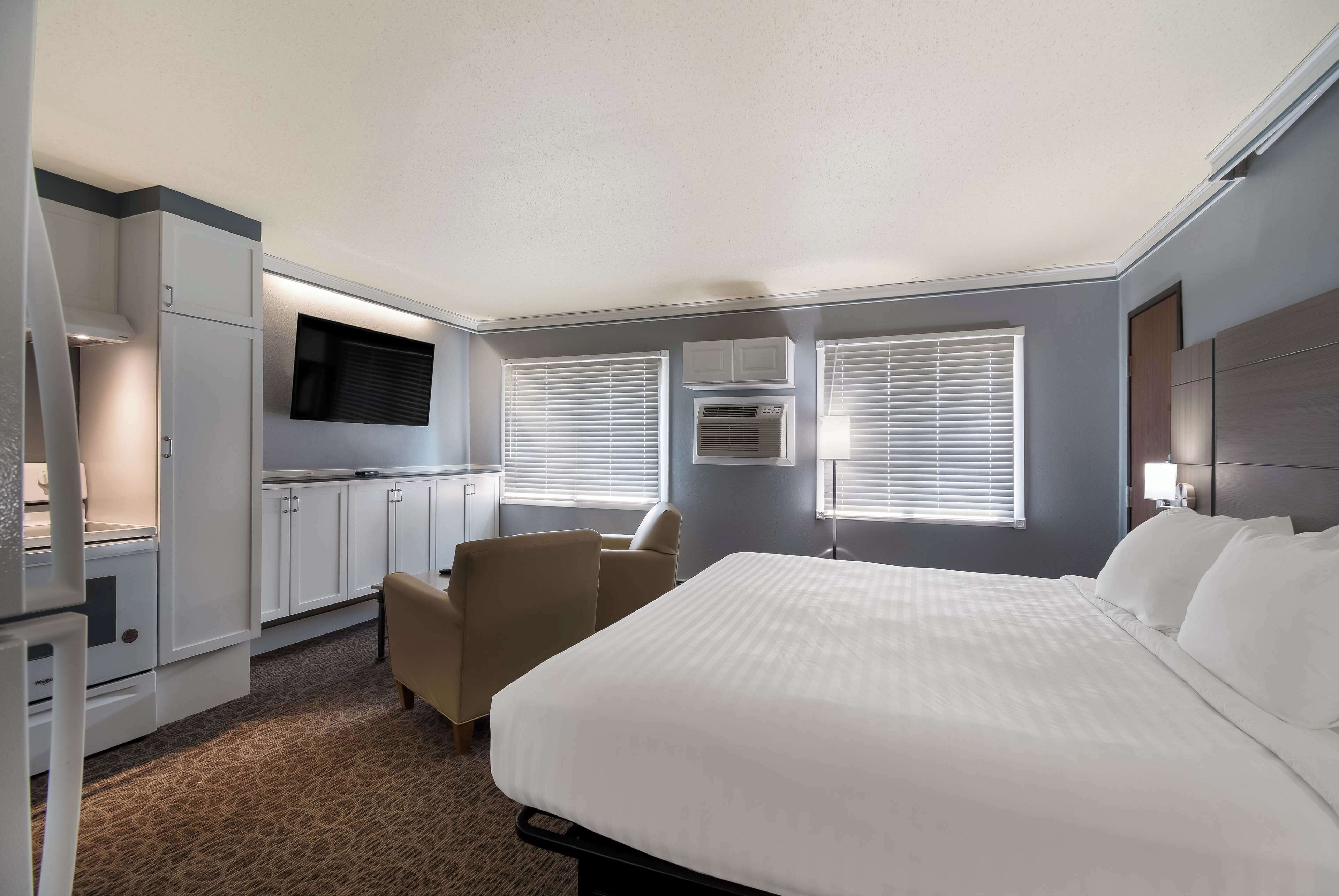 Standard Room, 1 King Bed, Non Smoking, Kitchen (Larger Room) | In-room safe, iron/ironing board, free WiFi, bed sheets