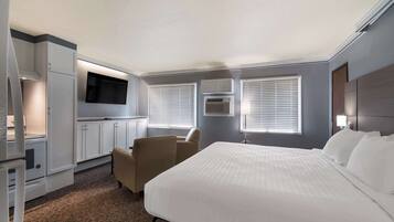 Chambre Standard, 1 très grand lit, non-fumeurs, cuisine (Larger Room) | Coffres-forts dans les chambres, fer et planche à repasser