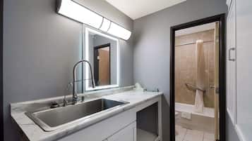 Chambre Standard, 1 très grand lit, non-fumeur, cuisine (Larger Room) | Salle de bain | Douche, séchoir à cheveux, serviettes fournies