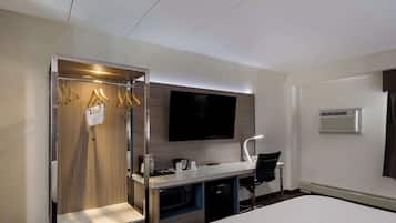 Habitación estándar, 1 cama King size, para no fumadores, refrigerador y microondas | Caja de seguridad en la habitación y tabla de planchar con plancha