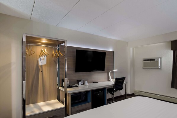 Standard Room, 1 King Bed, Non Smoking, Refrigerator & Microwave | In-room safe, iron/ironing board, free WiFi, bed sheets