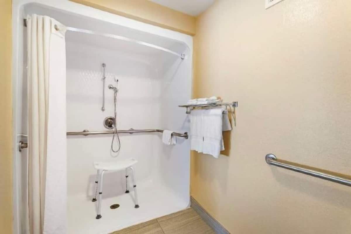 Salle de bain | Ensemble douche/baignoire, articles de toilette gratuits, sĂšche-cheveux