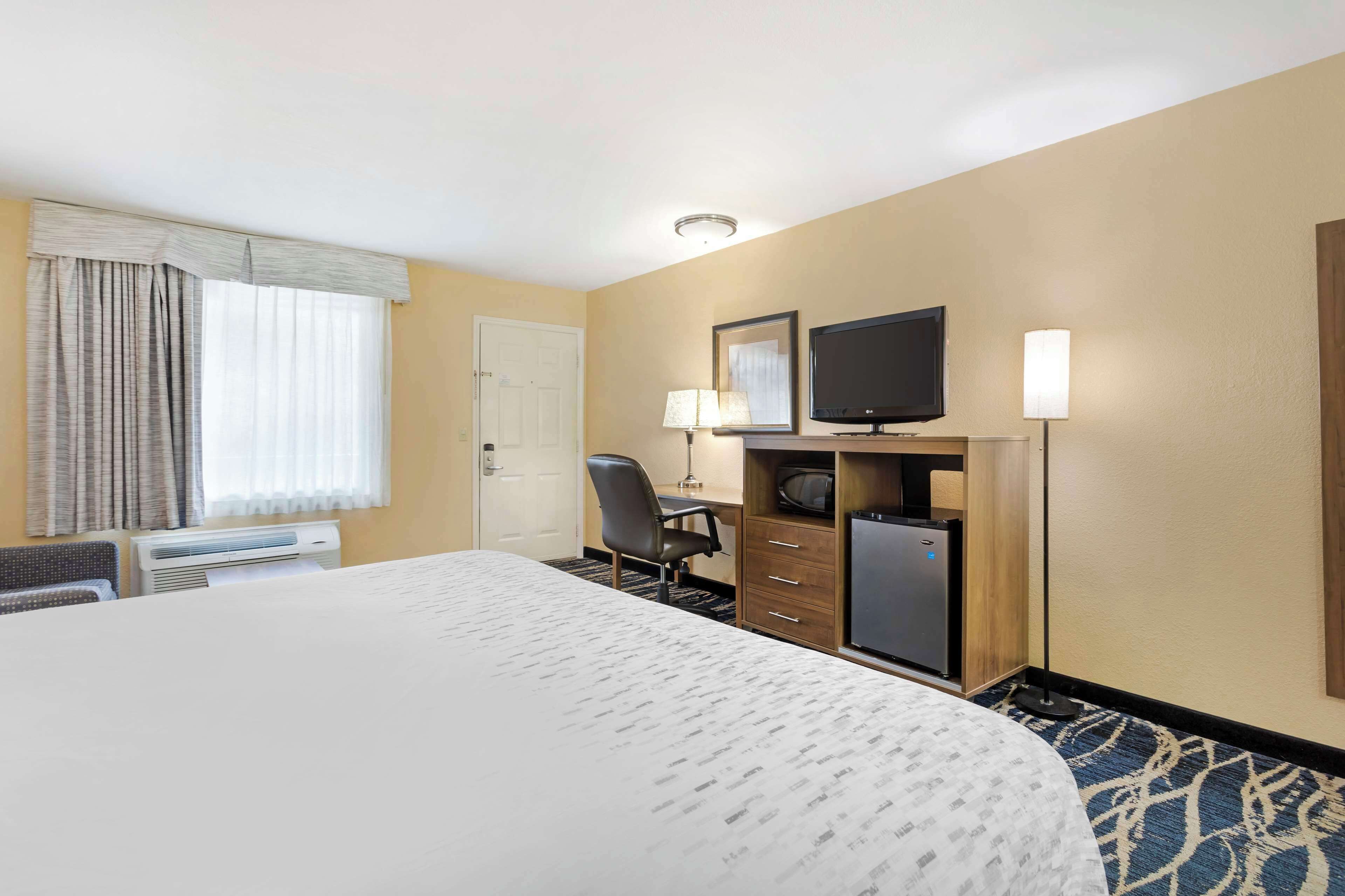 standard room, 1 king bed, non smoking, balcony | iron/ironing board, free wifi, bed sheets