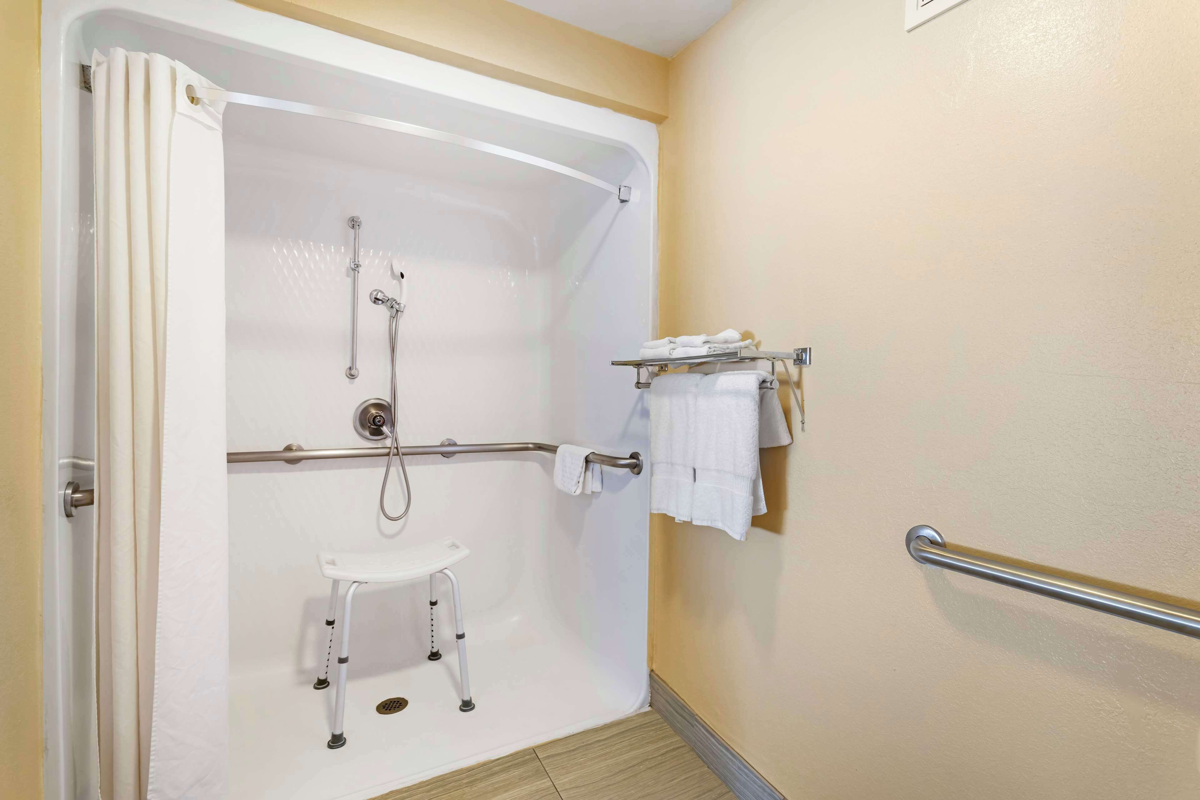 standard room, 1 king bed, accessible, non smoking | bathroom | combined shower/bathtub, free toiletries, hair dryer, towels