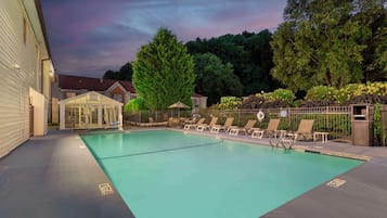 Piscine extérieure, parasols de plage, chaises longues
