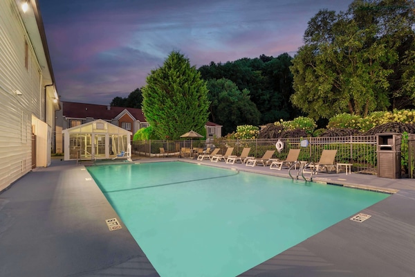 Outdoor pool, pool umbrellas, sun loungers