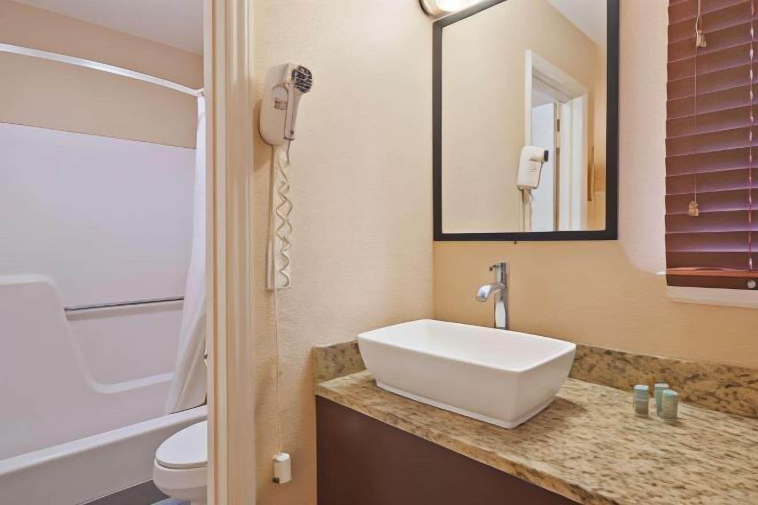 Bathroom | Combined shower/tub, free toiletries, hair dryer, towels