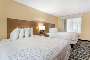 Tabla de planchar con plancha, wifi gratis y ropa de cama 