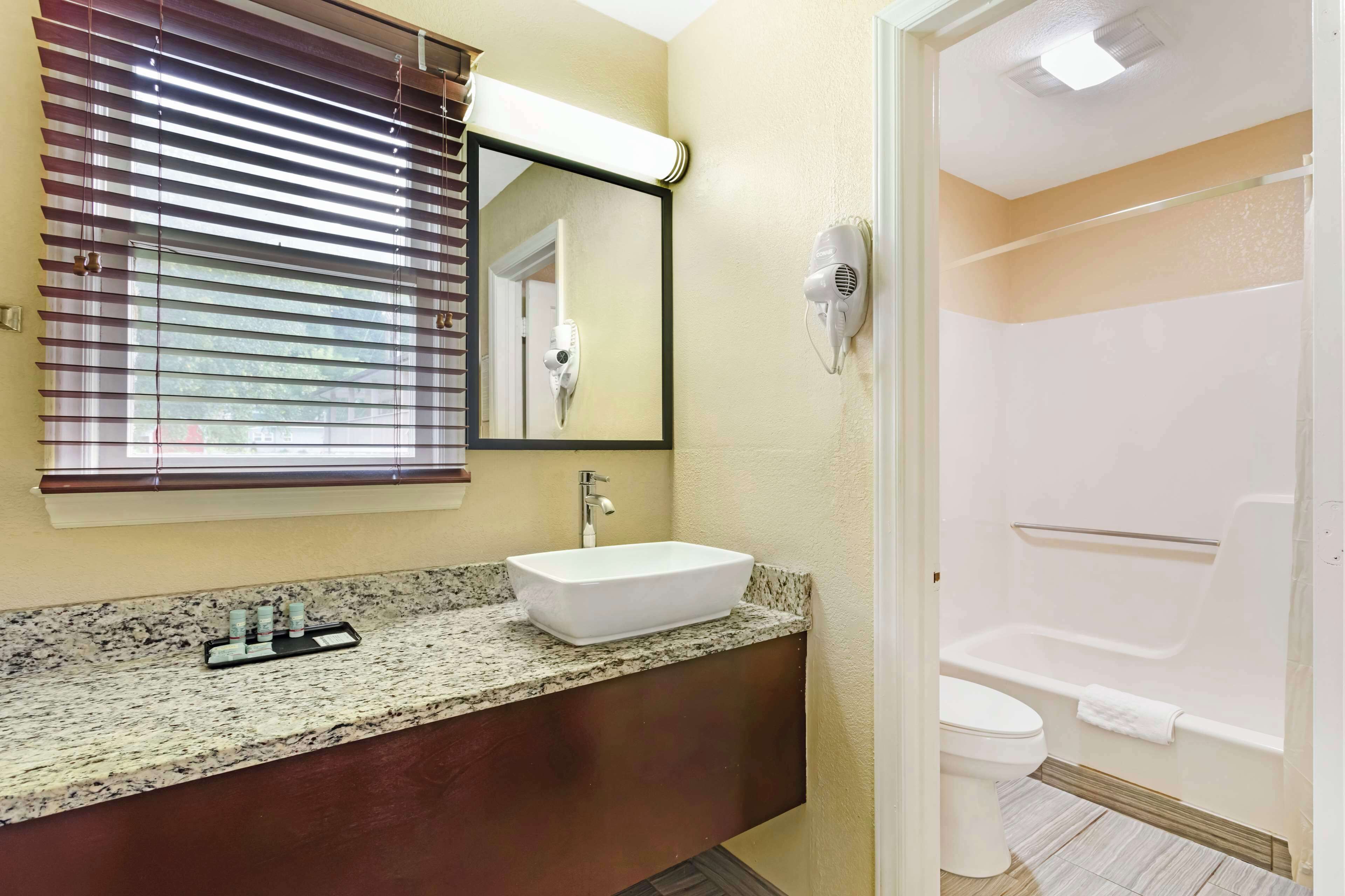 standard room, 1 king bed, non smoking, balcony | bathroom | combined shower/bathtub, free toiletries, hair dryer, towels