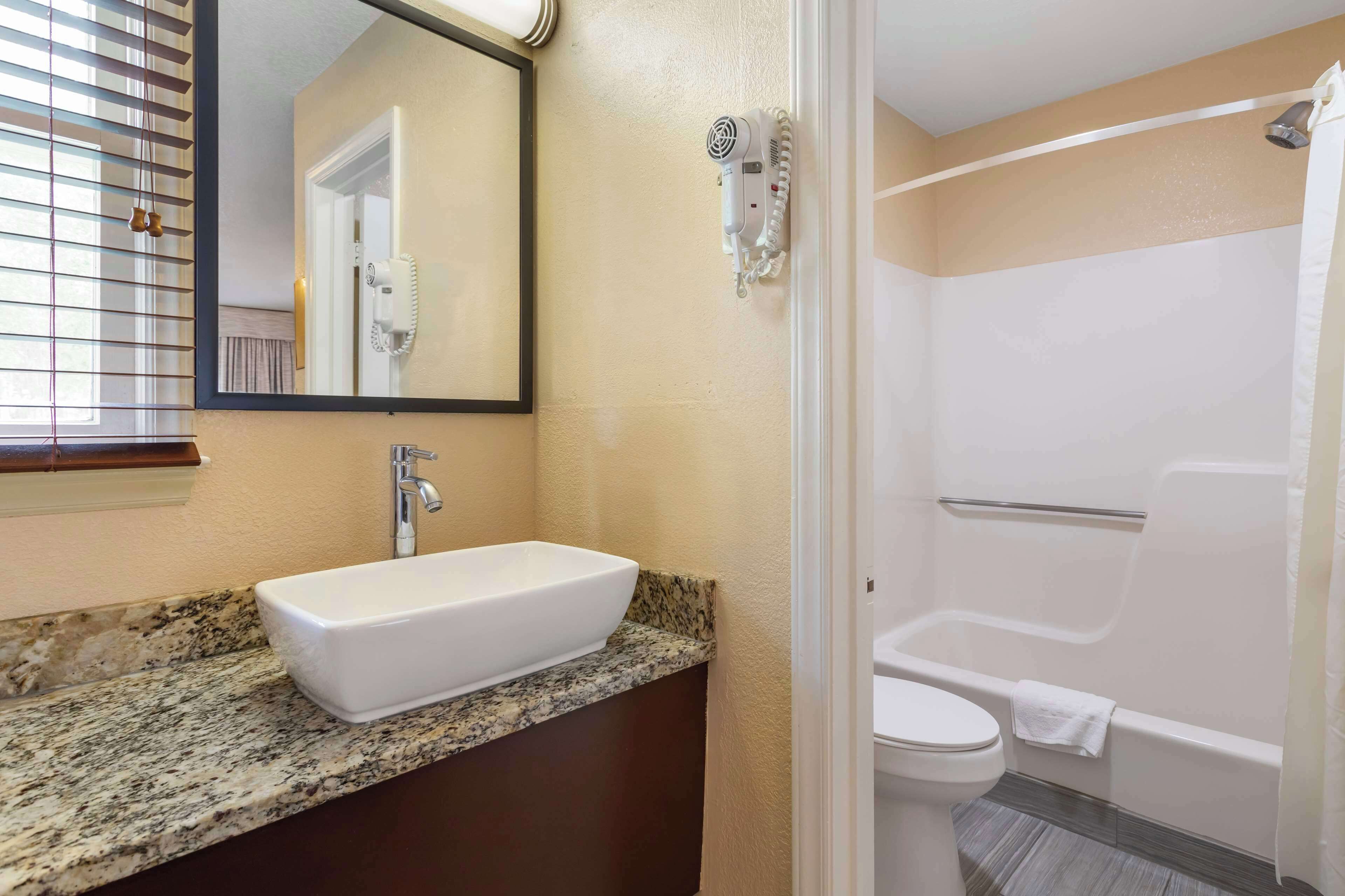standard room, 2 queen beds, refrigerator & microwave, mountain view | bathroom | combined shower/bathtub, free toiletries, hair dryer, towels