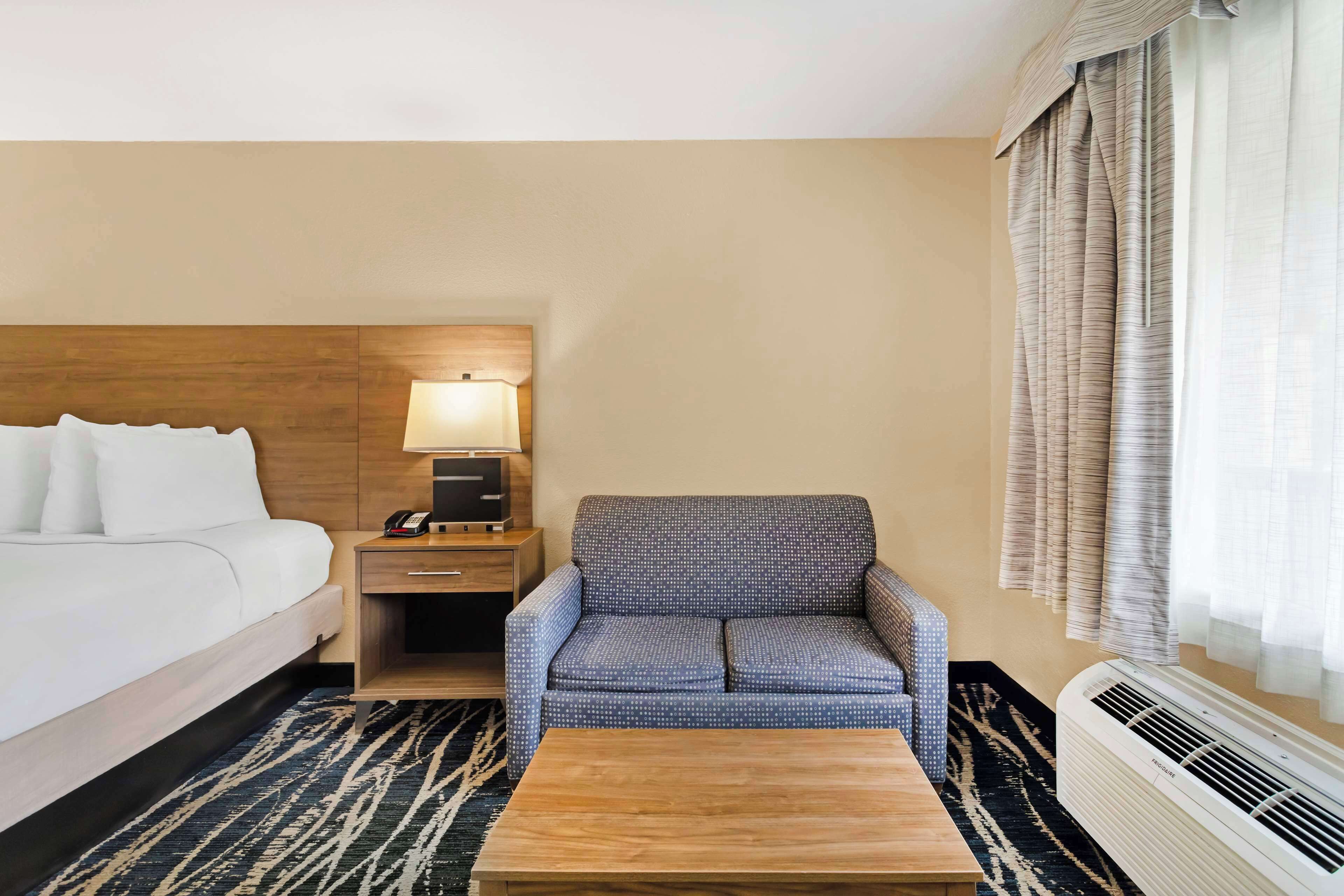 standard room, 1 king bed, non smoking, balcony | iron/ironing board, free wifi, bed sheets