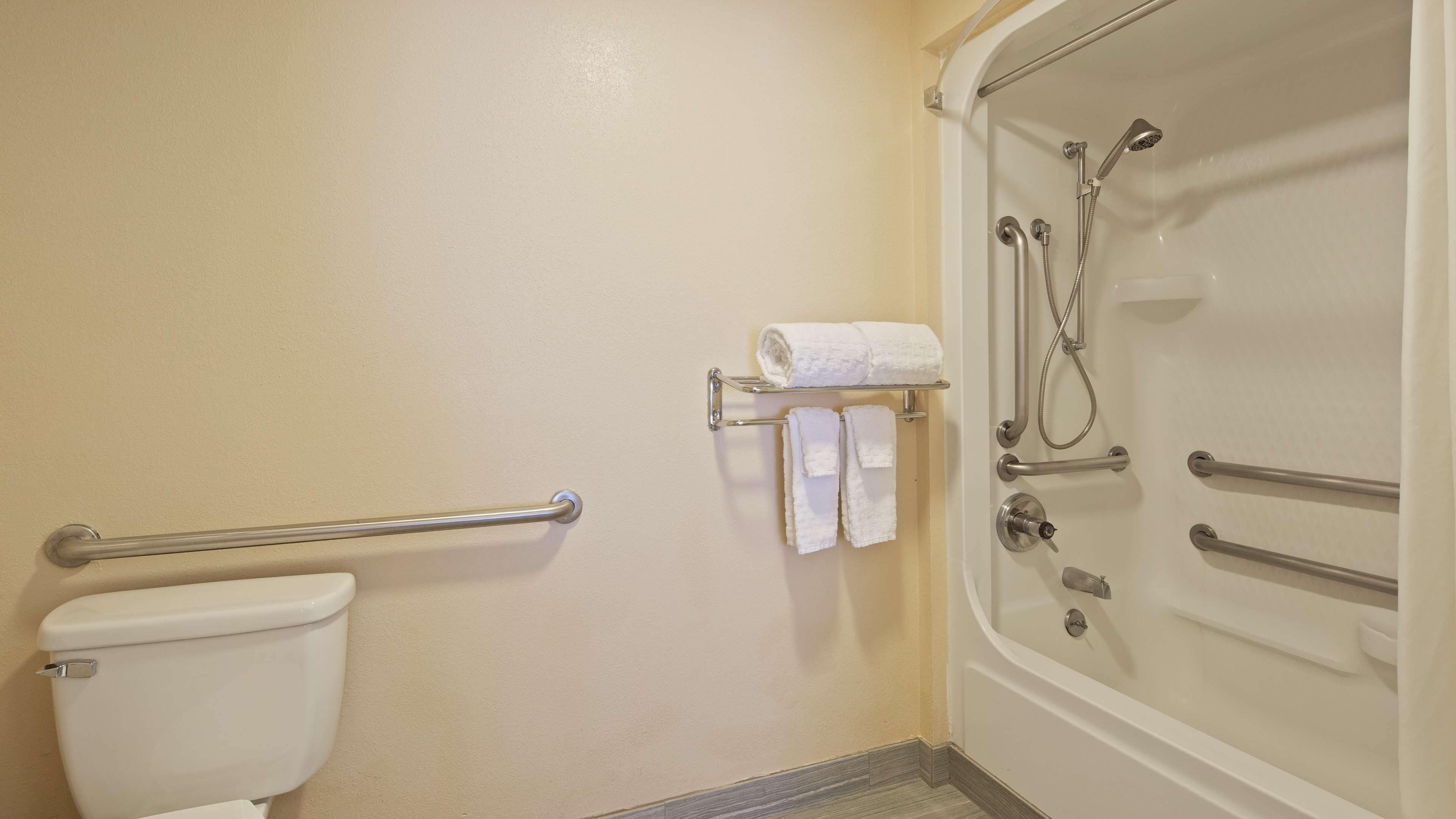standard room, 1 king bed, accessible, bathtub | bathroom | combined shower/bathtub, free toiletries, hair dryer, towels