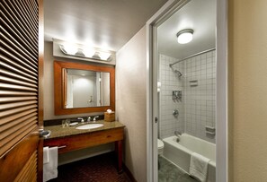 Combined shower/bathtub, free toiletries, hair dryer, towels - Westmark Fairbanks Hotel & Conference Center (Fairbanks)