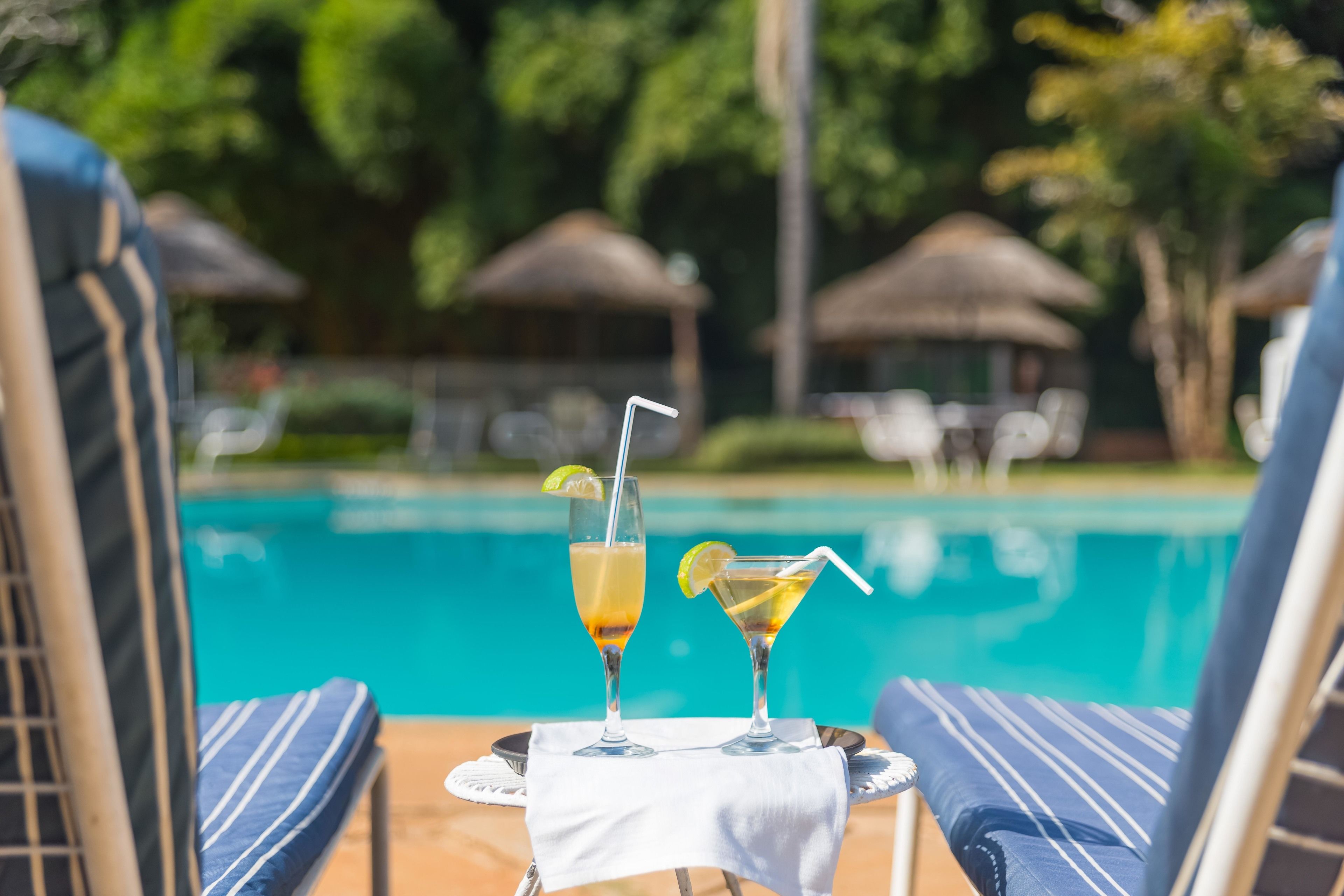 室外游泳池，池畔遮阳伞，日光浴躺椅