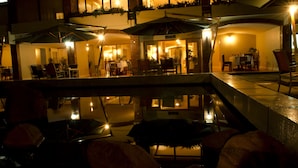 Un hotel con terraza y piscina.
