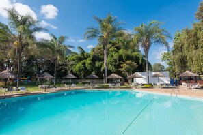 Outdoor pool, pool umbrellas, sun loungers - Sunbird Capital Hotel (Lilongwe)