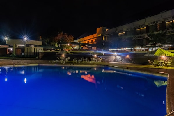 Outdoor pool, pool umbrellas, sun loungers