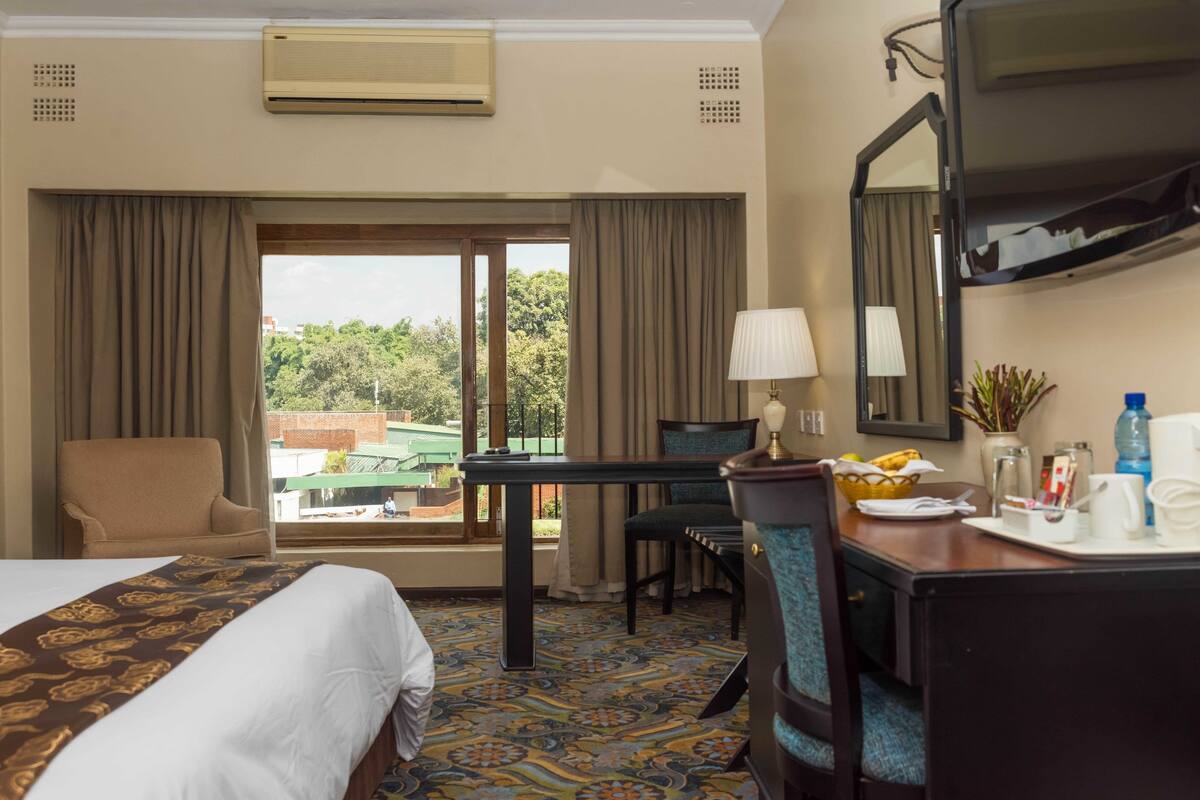 Chăn bông, minibar, két bảo mật tại phòng, bàn 