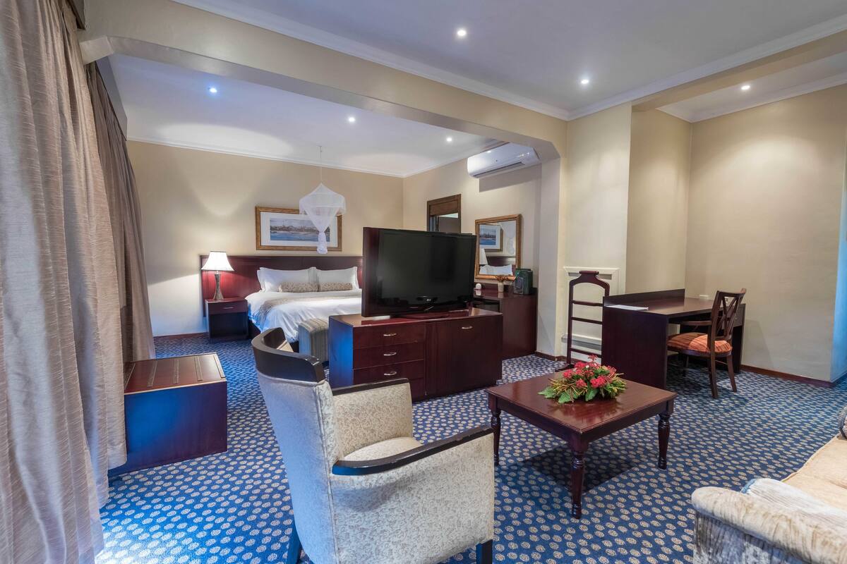 Chăn bông, minibar, két bảo mật tại phòng, bàn 