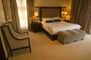 Cubrecamas, minibar, caja de seguridad en la habitación y escritorio 