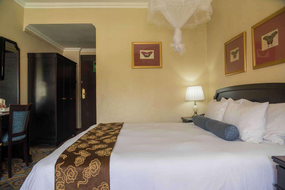 Chăn bông, minibar, két bảo mật tại phòng, bàn 