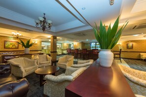 2 bares y bar junto a la piscina