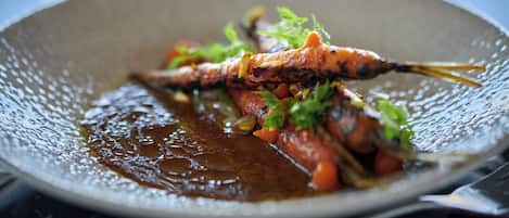 3 restaurants servant le déjeuner, spécialités Cuisine internationale