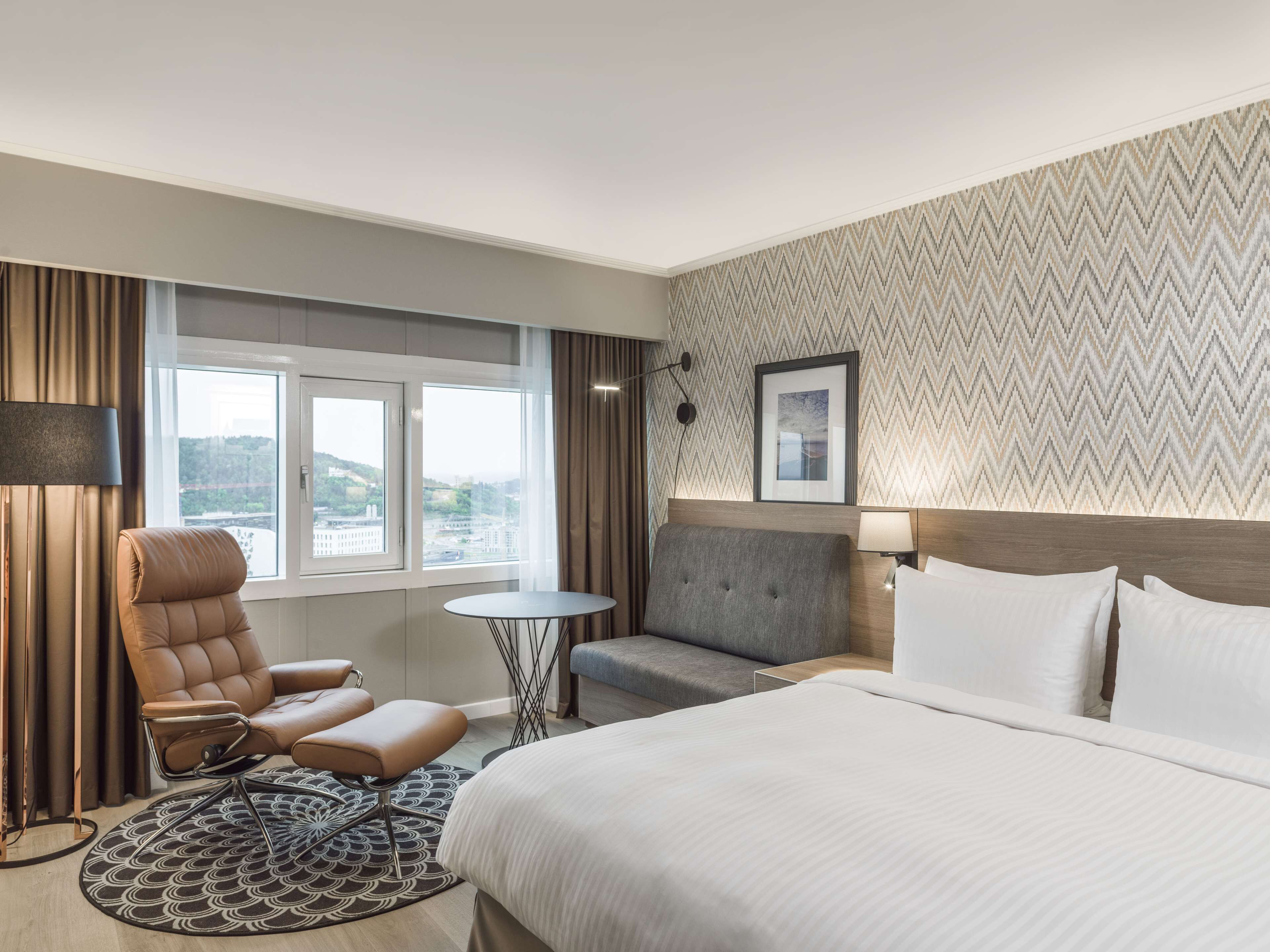 Allergitestet sengetøy, minibar og safe på rommet