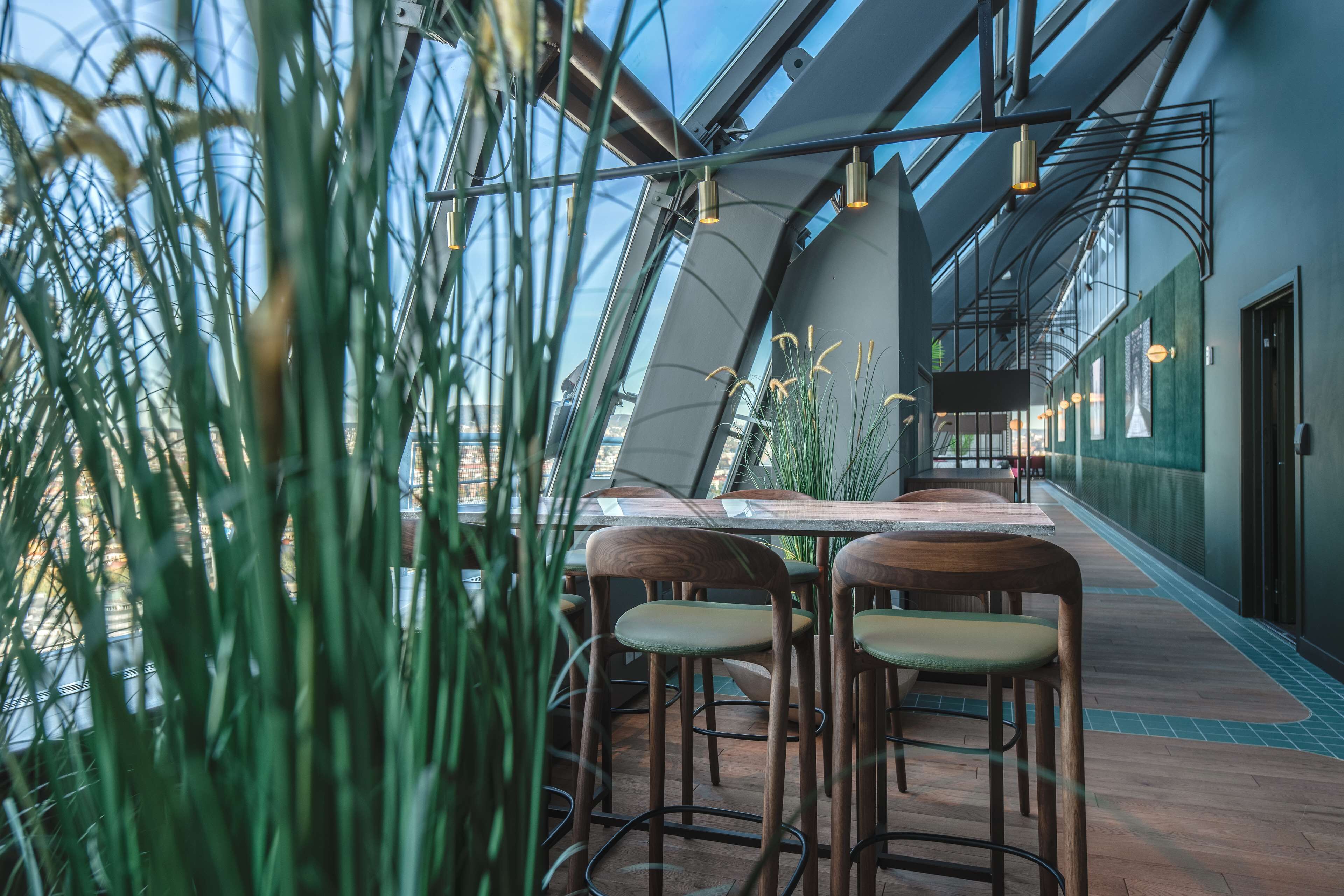 3 restaurants, lunch, dinner, brunch served; international cuisine