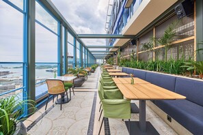 3 restaurants, lunch, dinner, brunch served; international cuisine 
