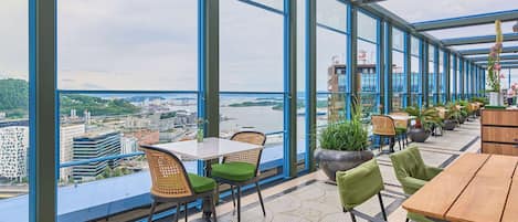 3 restaurants, lunch, dinner, brunch served; international cuisine