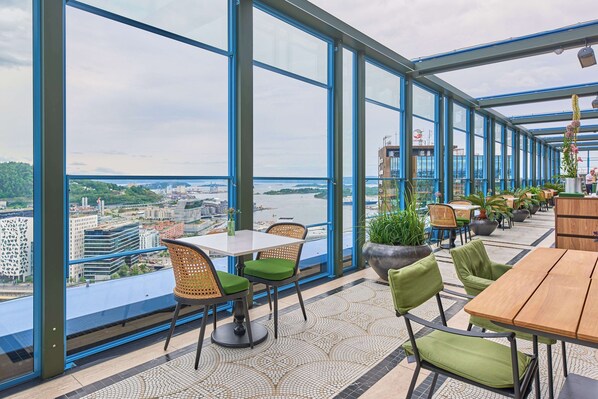 3 restaurants, lunch, dinner, brunch served; international cuisine