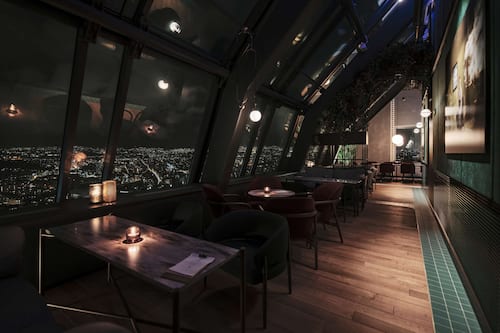 2 bars/lounges, cocktail bar, lobby lounge