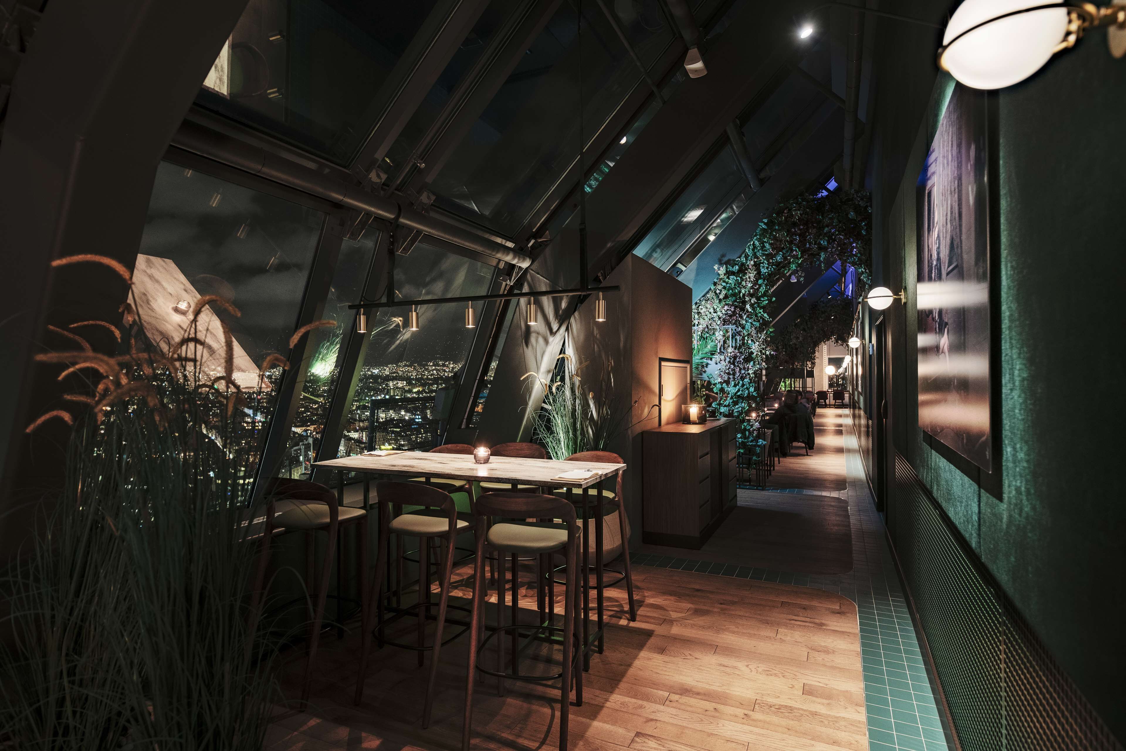 2 bars/lounges, cocktail bar, lobby lounge